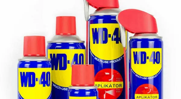 Zestaw puszek WD-40, idealny do usuwania kleju po taśmie. Wielozadaniowy produkt, który pomoże Ci w wielu domowych naprawach.
