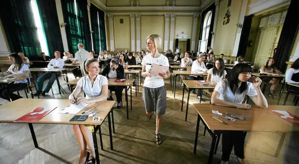 Matura dla niesłyszących: Zrozum dostosowania, zdobądź sukces!