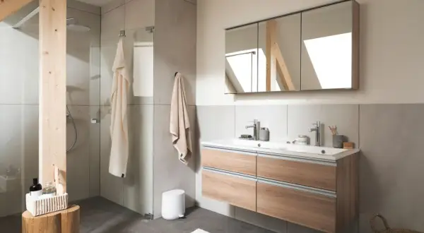 Modernes Bad mit Glasdusche, Doppelwaschbecken und Holzelementen. Eine elegante duschvorhang alternative.