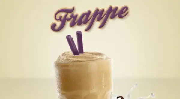 En härlig hemmagjord frappe med lila sugrör och en stänkande vaniljsås.