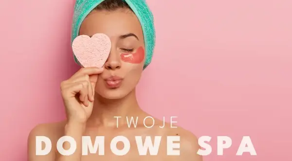 Kobieta z ręcznikiem na głowie i płatkami pod oczy trzyma serce. Dowiedz się, jak zrobić domowe spa.