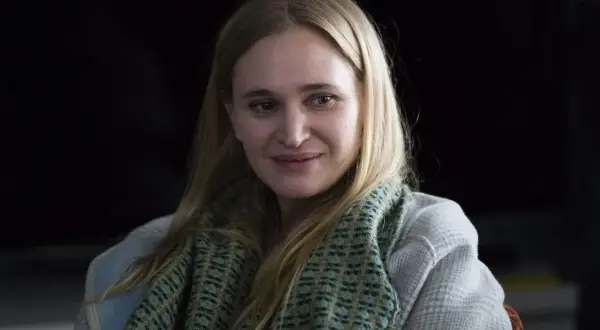 Lisa från Bonusfamiljen med sitt blonda hår och en mönstrad halsduk.