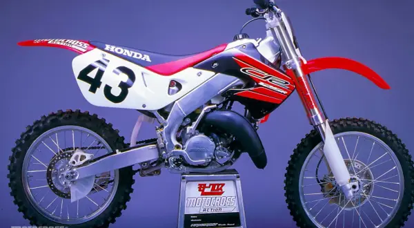 Honda CR 125 ile koni? Ten motocykl crossowy z numerem 43 to legenda.