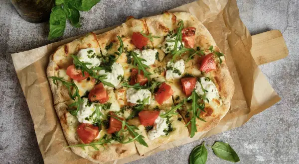 Pyszna pizza wegetariańska: 20+ pomysłów na składniki i sosy!
