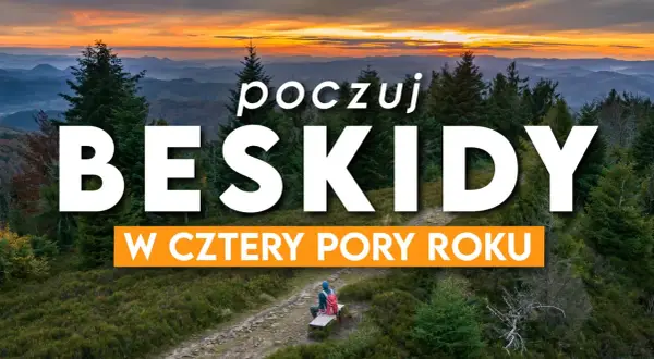 Zachód słońca nad Beskidem Żywieckim. Widok na góry i lasy, z napisem "Poczuj Beskidy w cztery pory roku". Idealne miejsce na odkrywanie beskidzkich szlaków.
