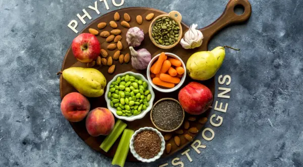Naturalne fitohormony na menopauzę: migdały, jabłka, gruszki, brzoskwinie, edamame, marchewki, czosnek, nasiona dyni, chia i siemię lniane.