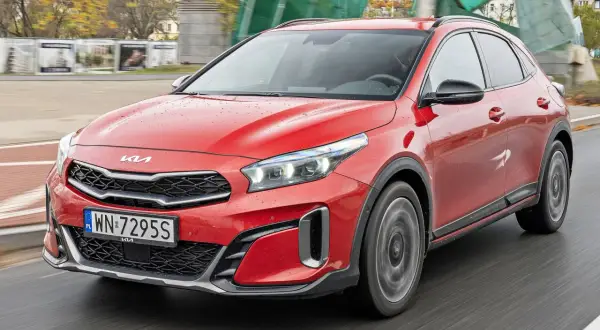 Czerwony Kia XCeed w ruchu. Sprawdź aktualną kia xceed cena i dostępne promocje.