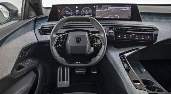 Nowoczesne wnętrze Peugeot 3008 z cyfrowymi zegarami i ekranem nawigacji. Sprawdź aktualną peugeot 3008 cena!