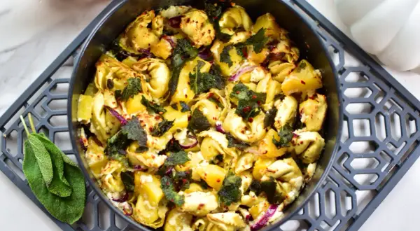 Gebackene Tortellini mit Salbei und roter Zwiebel, ein schnelles Gericht, das perfekt für ein Abendessen unter der Woche ist.