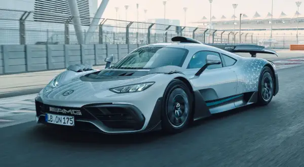 El Mercedes-AMG Project One, con la potencia de mil caballos, acelera en la pista.