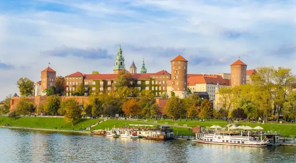Wawel w jesiennej odsłonie, z łodziami na Wiśle. Poznaj ciekawostki o Krakowie!