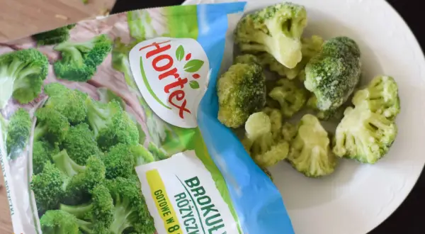 Mrożone różyczki brokułów Hortex na talerzu. Idealne, kiedy szukasz warzyw dla niemowlaka – gotowe w 8 minut.