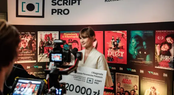 Kobieta z nagrodą 20 000 zł na tle plakatów filmowych. To może być początek prawdziwej historii kradzieży scenariusza do najbardziej oczekiwanego filmu roku.