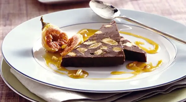 Schokoladen-Torrone-Rezept mit Feigen und Honigsauce. Ein köstlicher Genuss!