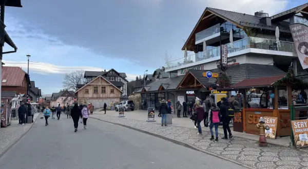 Spacer po Karpaczu, gdzie zjeść? Widać kawiarnie, restauracje i stoiska z serami góralskimi.
