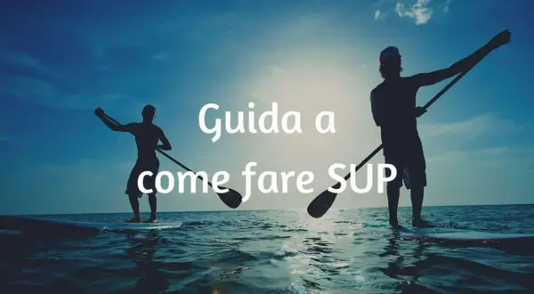 Guida a come fare SUP: due silhouette su tavole da paddleboard al tramonto, con il testo sovrapposto.