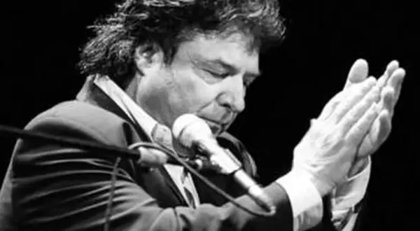 Morente, el alma del flamenco, con las manos juntas ante el micrófono, un momento de profunda emoción.