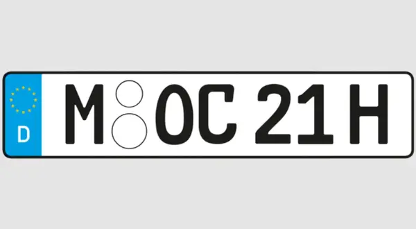 Deutsches Kennzeichen M OC 21 H. Die Zahl 21 steht für das Jahr, und das H am Ende des Kennzeichens ist ein besonderes Zeichen.