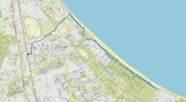 Mapa z zaznaczonymi trasami rowerowymi w Gdyni, biegnącymi wzdłuż wybrzeża i przez tereny zielone.