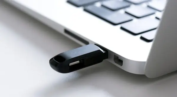 Jak odzyskać usunięte pliki z pendrive i uniknąć ich trwałej utraty