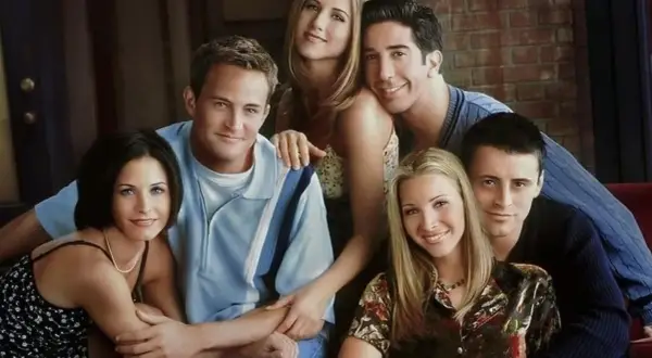 Il cast di Friends, iconici esempi di sitcom, sorridono insieme.