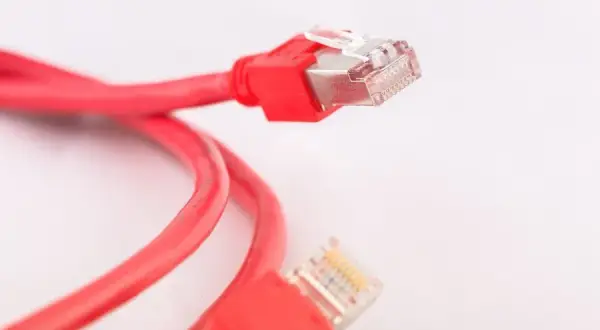 Jaki kabel do routera wybrać, aby uniknąć problemów z internetem?