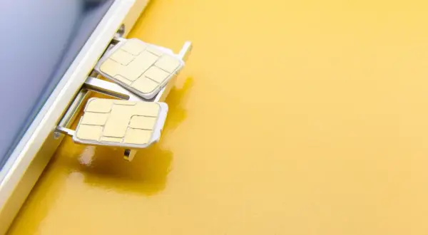 Dwa złote **SIM** w wysuwanej tacce telefonu. Czy to już wszystko, co musisz wiedzieć o karcie **SIM**?