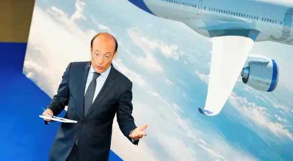 SAS chef presenterar flygplansdetaljer framför en storbildsskärm med ett flygplan.