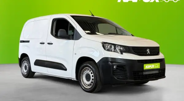 Vit Peugeot Partner, en pålitlig begagnad transportbil redo för nya uppdrag.