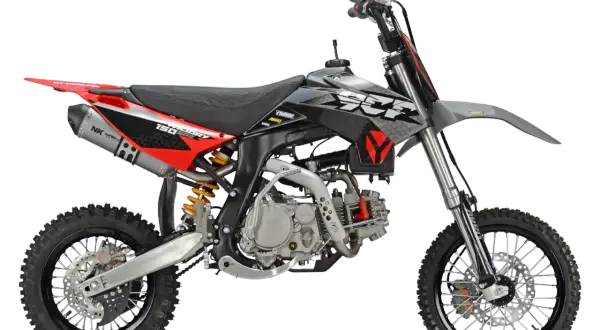 Motocykl typu pit bike z czarnym siedzeniem, czerwono-szarym nadwoziemiem i czarnymi kołami na czarnym tle.