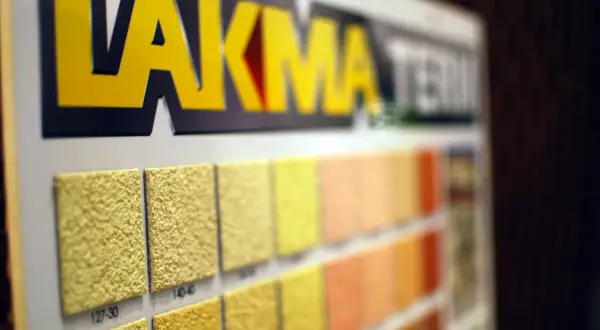 Próbki tynków zewnętrznych LAKMA z Wadowic. Różne faktury i kolory, od żółci po pomarańcz.