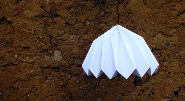 Biały abażur origami, jak zrobić taki piękny klosz? Prosty projekt DIY na lampę.