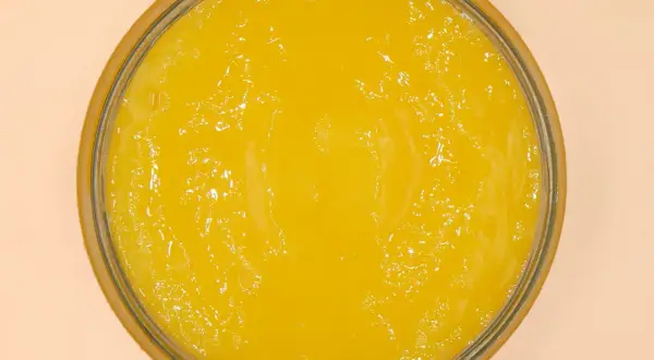 Jasnożółta, gęsta masa w szklanym naczyniu. Czy mango zastygnie w galaretce?