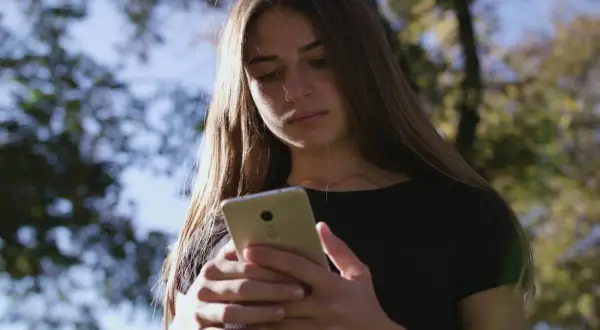 Czy rodzice mogą czytać wiadomości swojego dziecka? Prawo i etyka