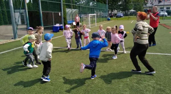 Spódnica dla dziewczynki: księżniczka czy plac zabaw? Wybierz mądrze!