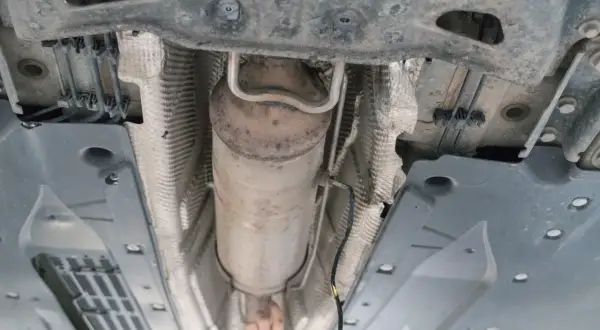 Dymienie po usunięciu DPF: Dlaczego auto dymi i co Ci grozi?