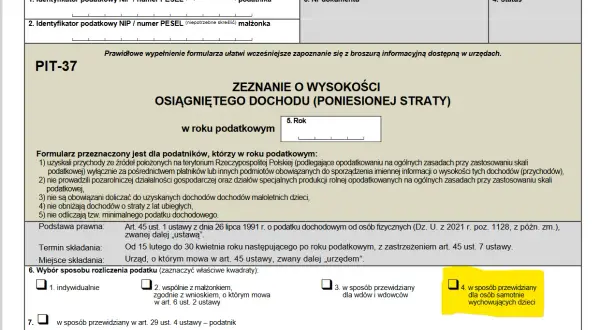 Formularz PIT-37, sekcja wyboru sposobu rozliczenia podatku. Zaznaczono opcję "w sposób przewidziany dla osób samotnie wychowujących dzieci".
