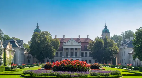 Pałac w Kozłówce z pięknym ogrodem, pełnym kolorowych kwiatów. Wspaniałe kozłówka atrakcje czekają na zwiedzających.