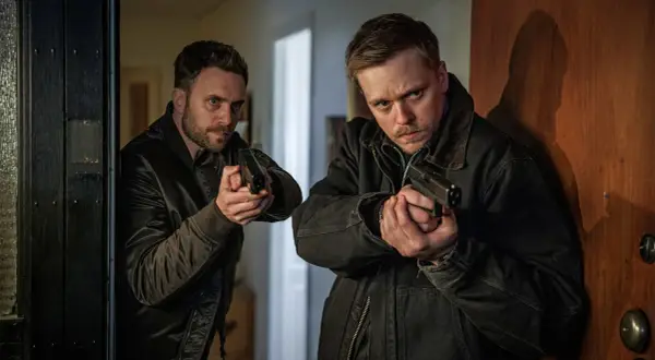 Två män med pistoler i händerna, redo för action i ett ny beck film.