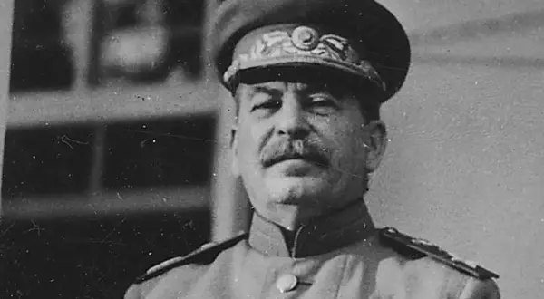 Portret Stalina w mundurze wojskowym. Władza nie zależy od głosów, bo nieważne kto głosuje, ważne kto liczy głosy.