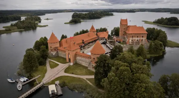 Zamek w Trokach, jedna z głównych litewskich atrakcji, otoczony wodą i zielenią.