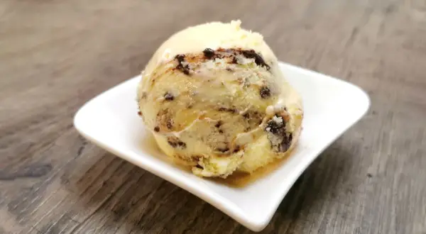 Ein Löffel cremiges Cookies Eis mit Schokoladenstückchen, perfekt für ein selbstgemachtes Eis Rezept.