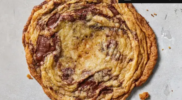 En stor, gyllene chokladkakas med smält choklad. Perfekt för svåra bakverk som kräver lite extra kärlek.