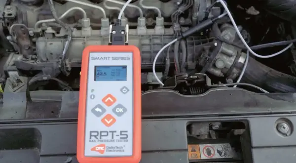 Tester ciśnienia common rail podłączony do silnika. Urządzenie RPT-5 pokazuje odczyt 42.5 MPa.