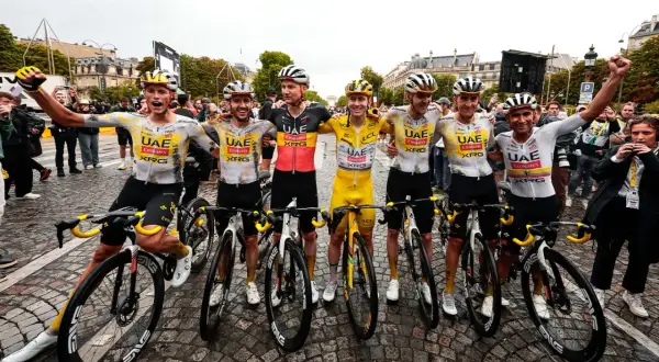 Wielrenners van UAE Team Emirates vieren hun overwinning. De Tour de France duurt ongeveer drie weken, een uitputtingsslag!