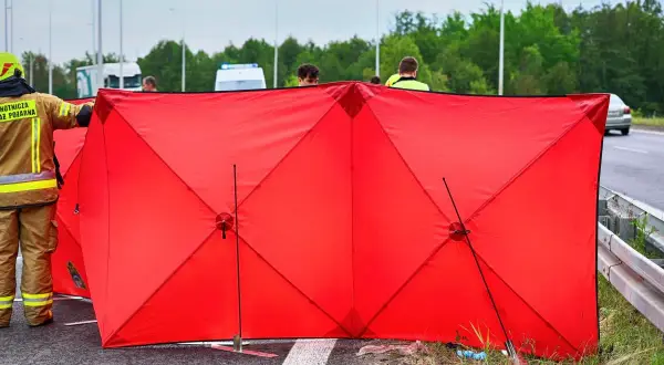 Czerwony parawan przy wypadku oznacza miejsce zdarzenia, gdzie pracują służby ratunkowe.