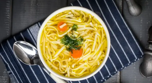 Waga rosołu z makaronem: 350-500g? Odkryj, co wpływa na kalorie