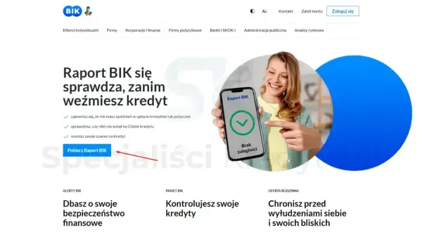 Kobieta pokazuje telefon z aplikacją Raport BIK, która potwierdza brak zaległości. Pobierz swój raport BIK, zanim weźmiesz kredyt.