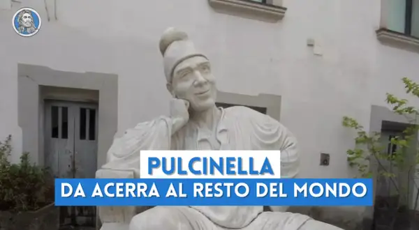 Busto di Pulcinella in marmo, con testo "Pulcinella da Acerra al resto del mondo".