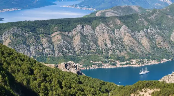 Atemberaubender Blick auf die Bucht von Kotor. Meine Urlaub in Montenegro Erfahrungen sind unvergesslich. Ein Segelschiff gleitet auf dem tiefblauen Wasser.